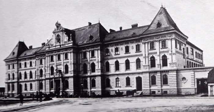 Kraljevsko zemaljska obrtna škola (danas Škola primjenjene umjetnosti i Muzej za umjetnost i obrt) građena je od 1882.godine do 1888 godine